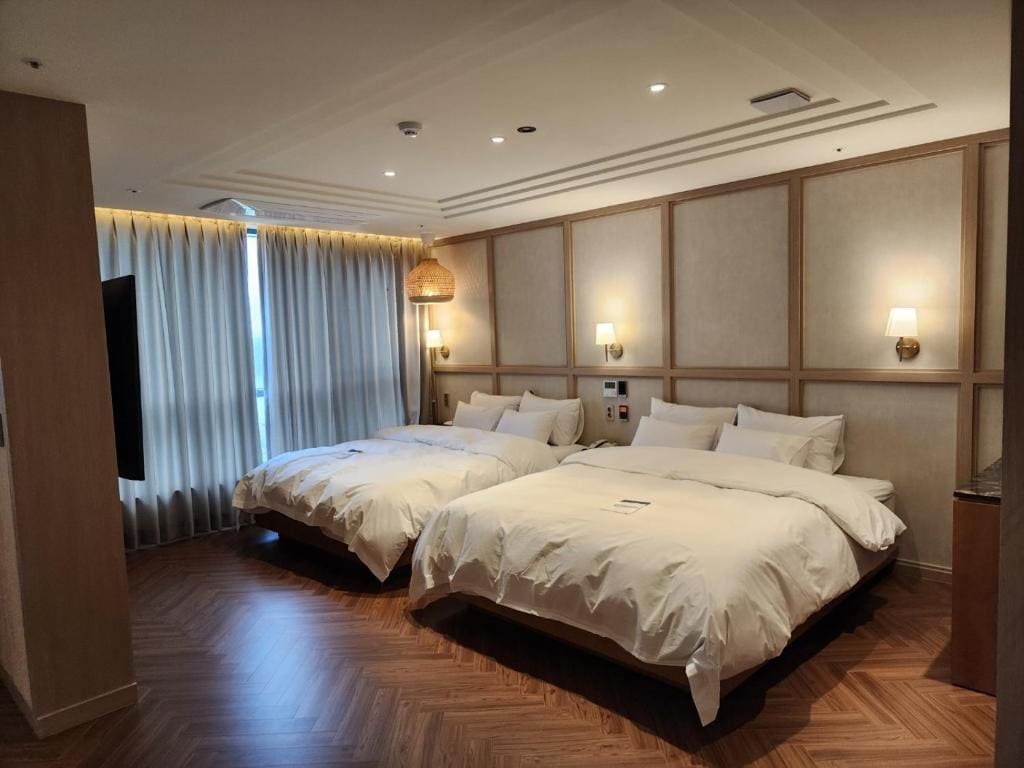 Golden Suite Twin Spa Room with Ocean View room - Image 1