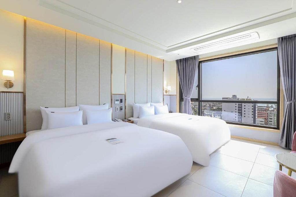 Golden Deluxe Twin Room with Half Ocean View room - Image 1