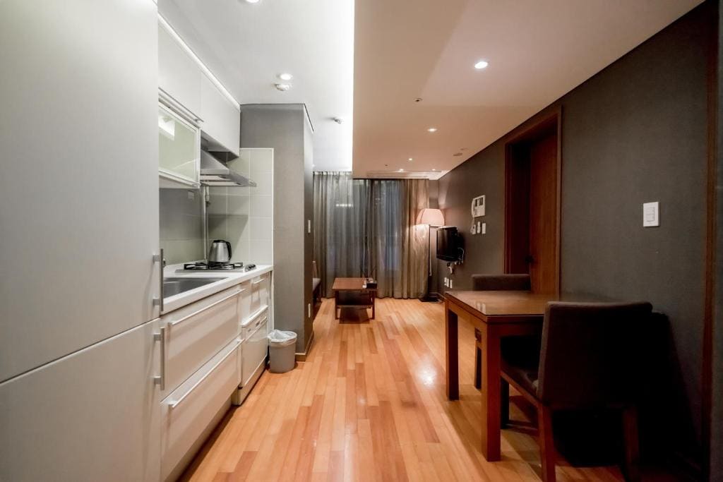 One Bedroom Deluxe Suite room - Image 3