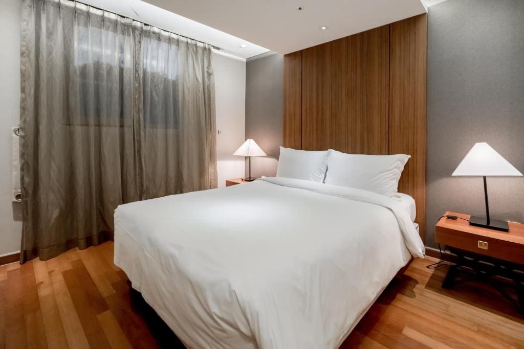 One Bedroom Deluxe Suite room - Image 1