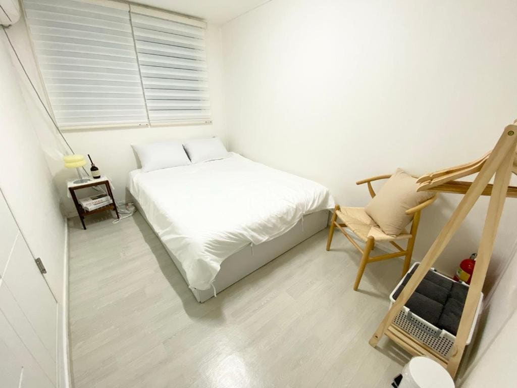Three-Bedroom Apartment room - Image 1