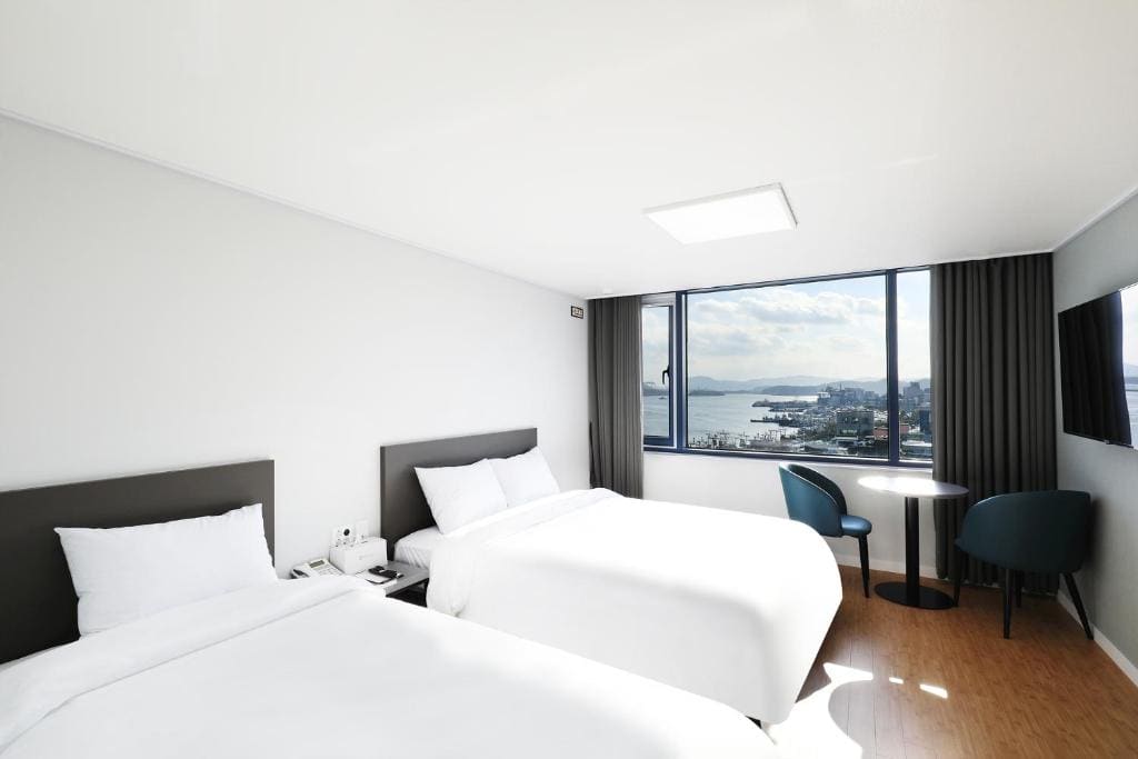 Double or Twin Room with Sea View room - Image 3