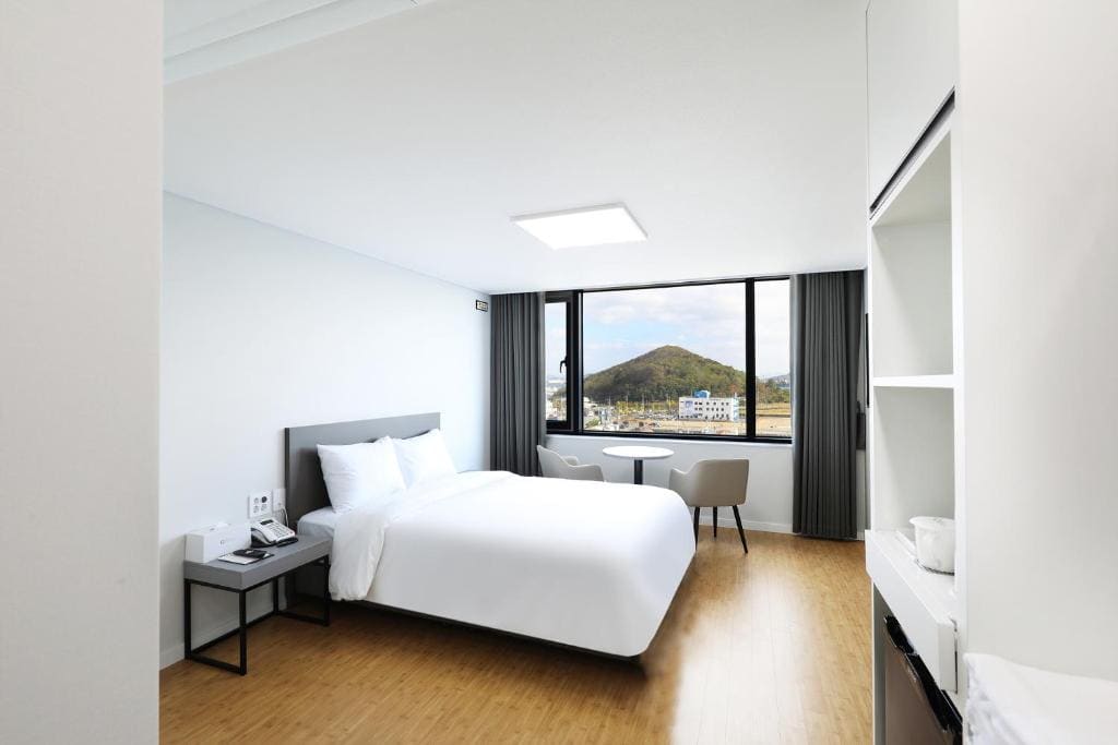 Deluxe Double Room with Sea View room - Image 2