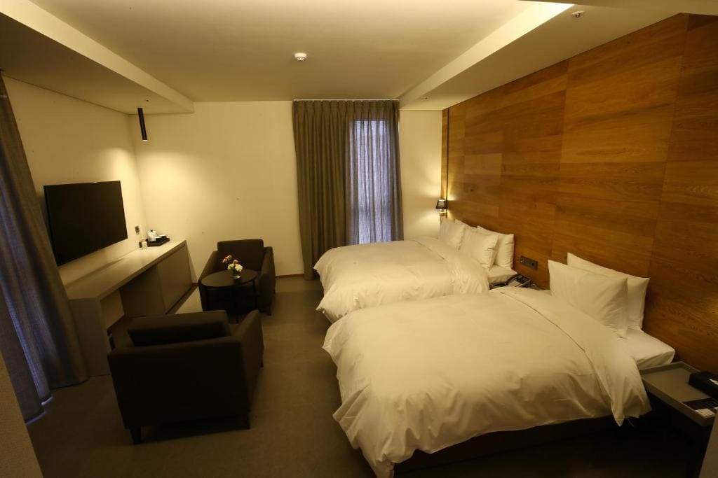 Deluxe Family Room room - Image 1