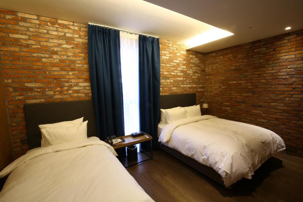 Deluxe Family Room room - Image 2