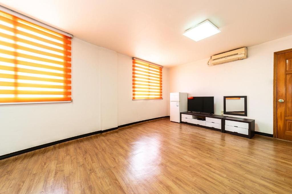 Family Room room - Image 2