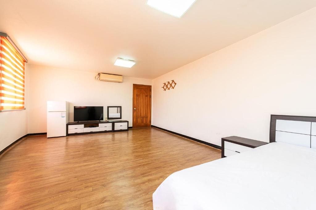 Family Room room - Image 1