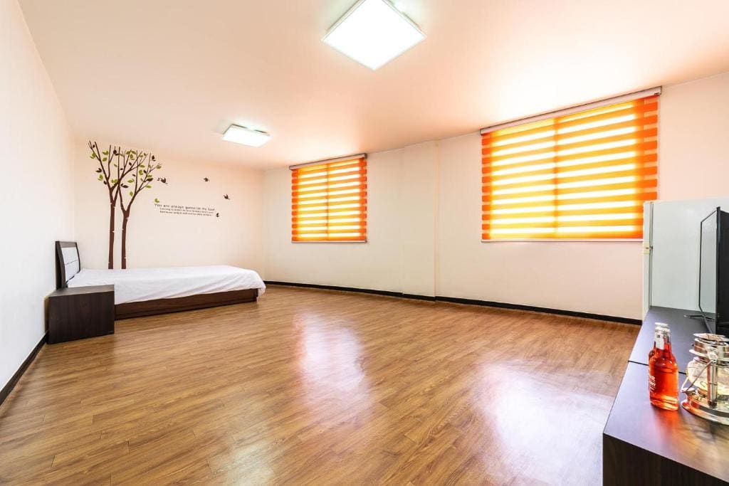 Family Room room - Image 3