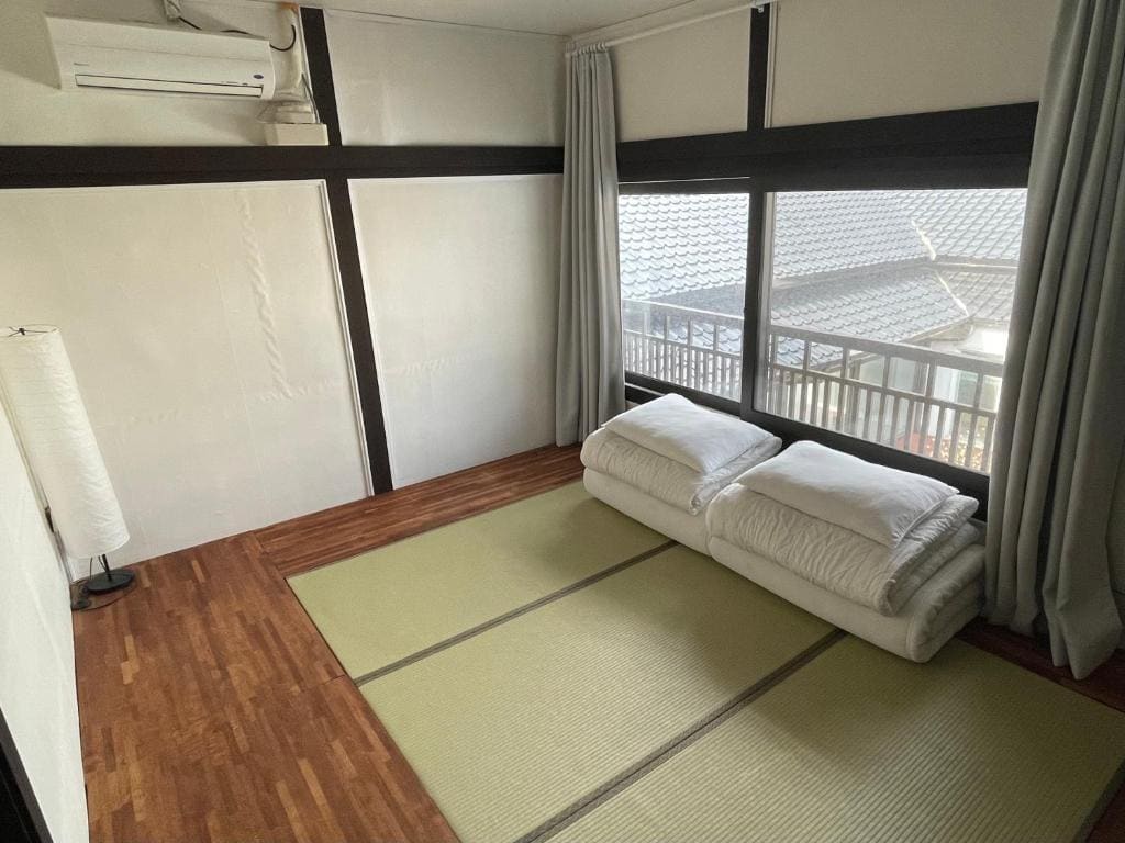 Double Room with Shared Bathroom room - Image 3