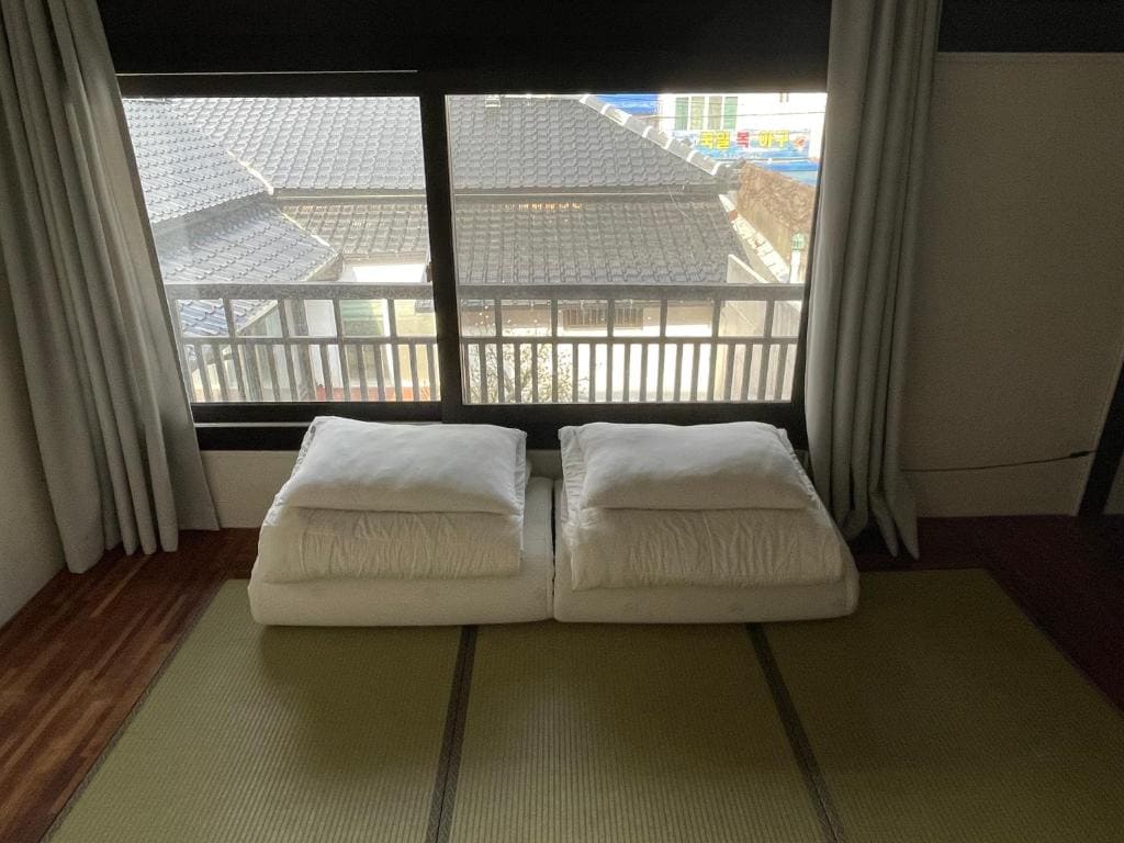 Double Room with Shared Bathroom room - Image 2