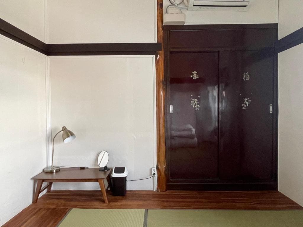 Single Room with Shared Bathroom room - Image 2