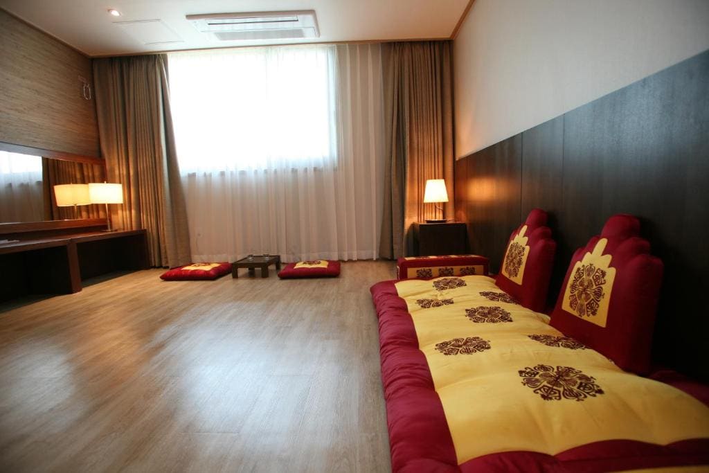 Korean Style Twin Room room - Image 3