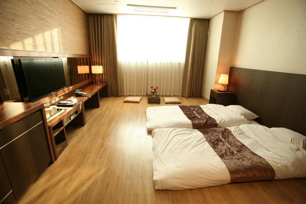 Korean Style Twin Room room - Image 1