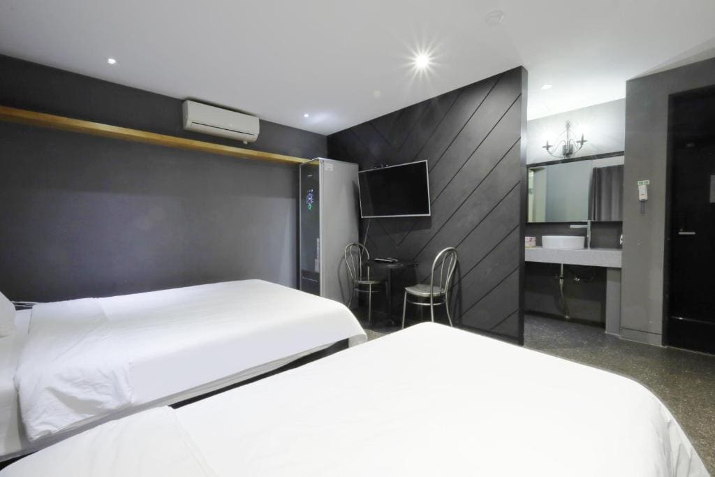 Business Twin Room room - Image 2