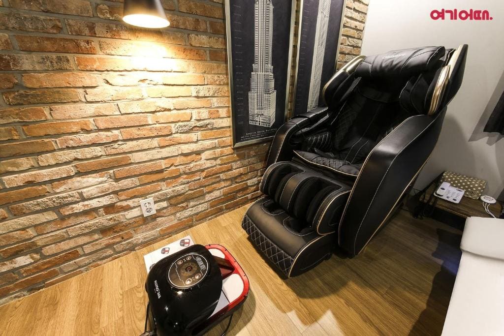 Family Room room - Image 3