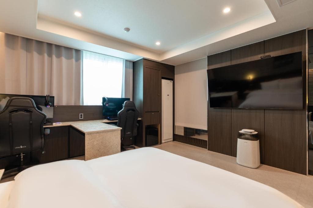 Deluxe Queen Room room - Image 2