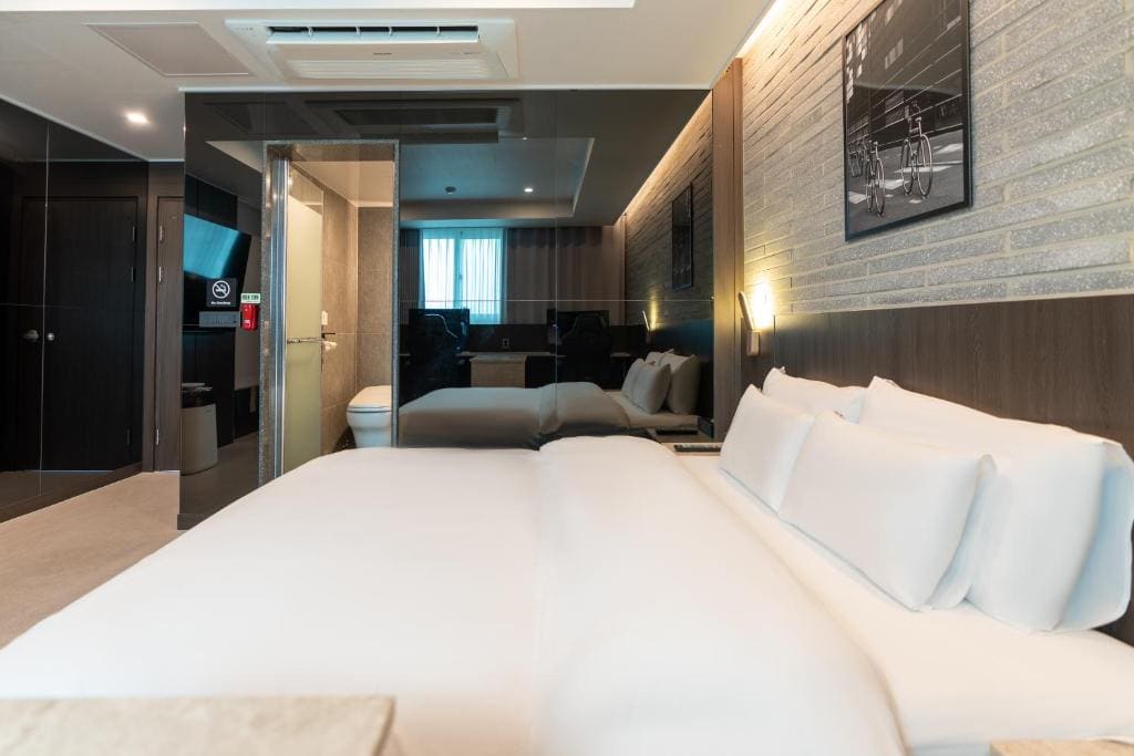 Deluxe Queen Room room - Image 1