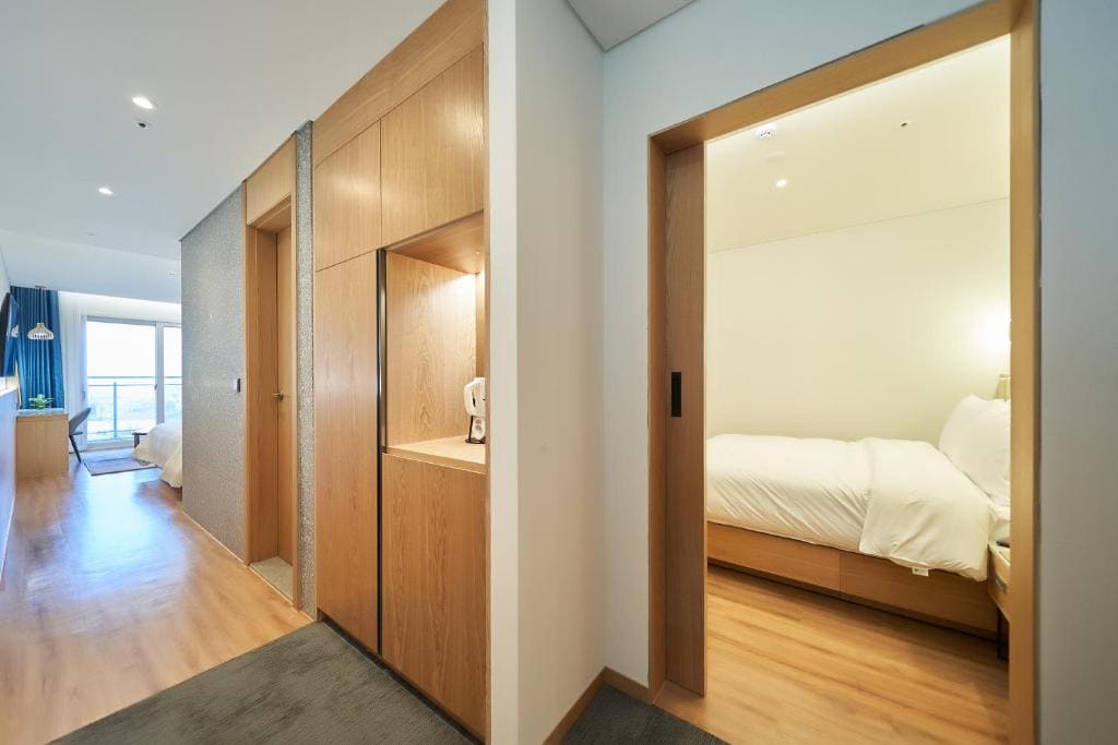After Glow Suite Room room - Image 3