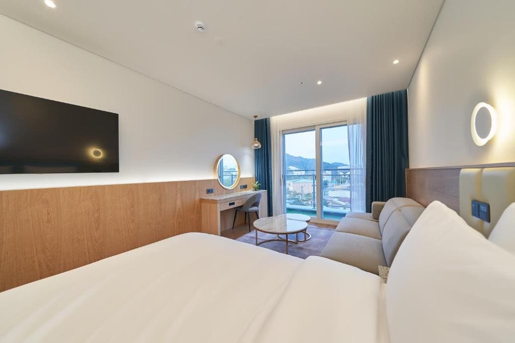 After Glow Suite Room room - Image 2