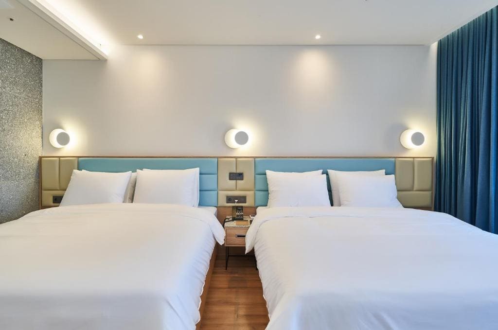 Twin Room with Garden View room - Image 3