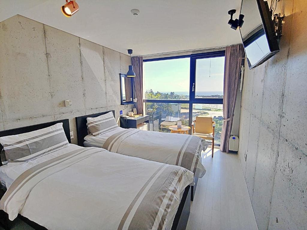 Deluxe Twin Room room - Image 2