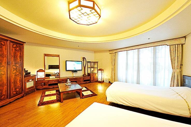 Deluxe Twin Room room - Image 2