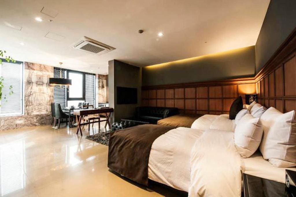 Premium Studio with Dining room - Image 2