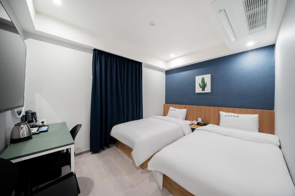 Standard Twin Room room - Image 1