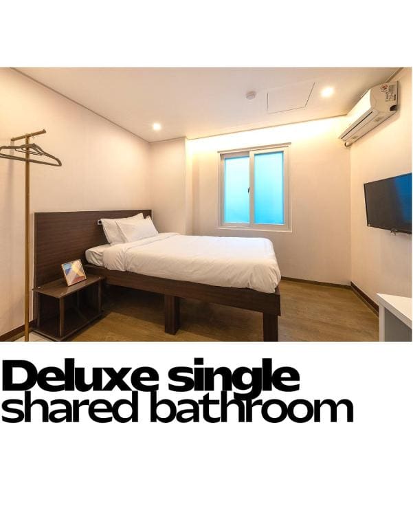 Single Room with Shared Bathroom room - Image 3