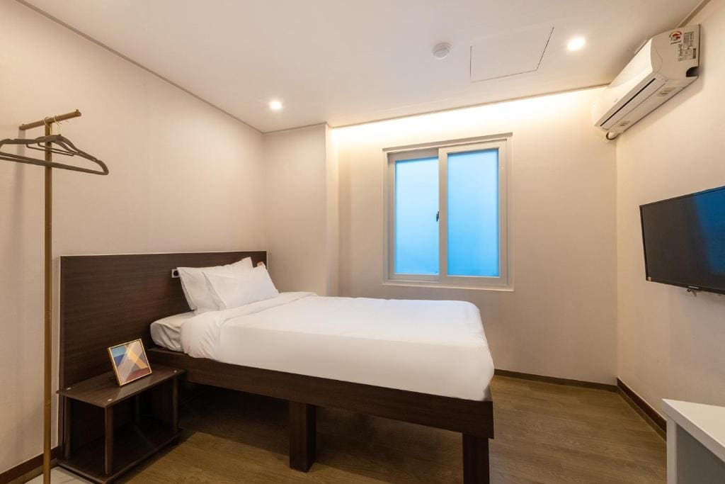 Single Room with Shared Bathroom room - Image 2