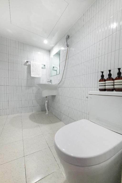 Triple Room with Shared Bathroom room - Image 2