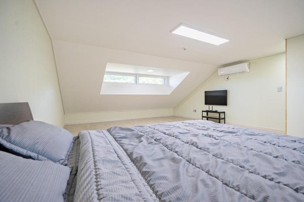 Family Room room - Image 3
