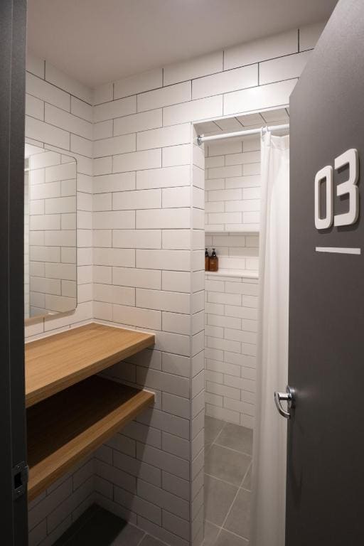 Single Room with Shared Shower and Toilet room - Image 3