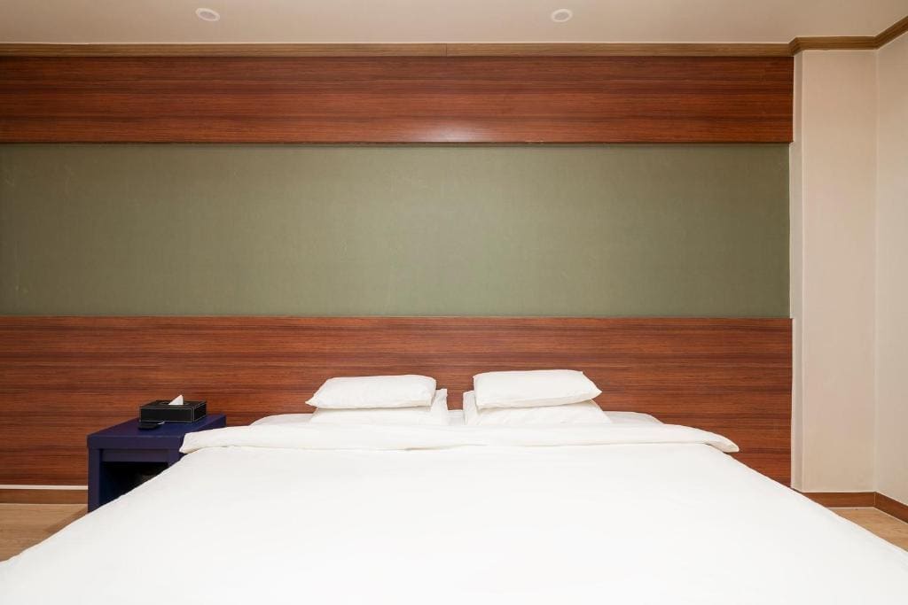 All New - Double Room - 5pm check in room - Image 1