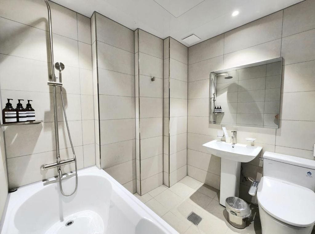 All New - Double Room - 5pm check in room - Image 3