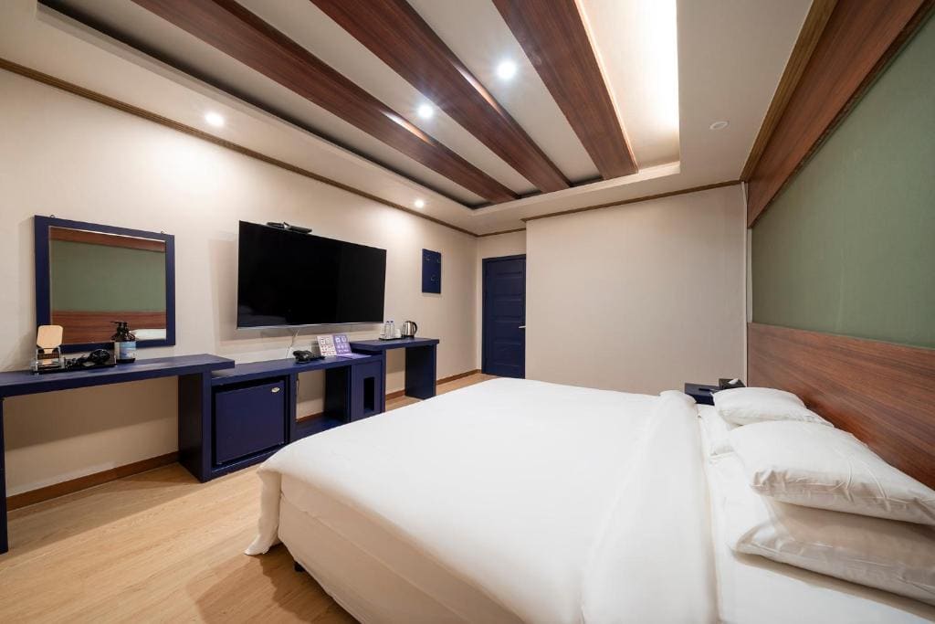 All New - Double Room - 5pm check in room - Image 2