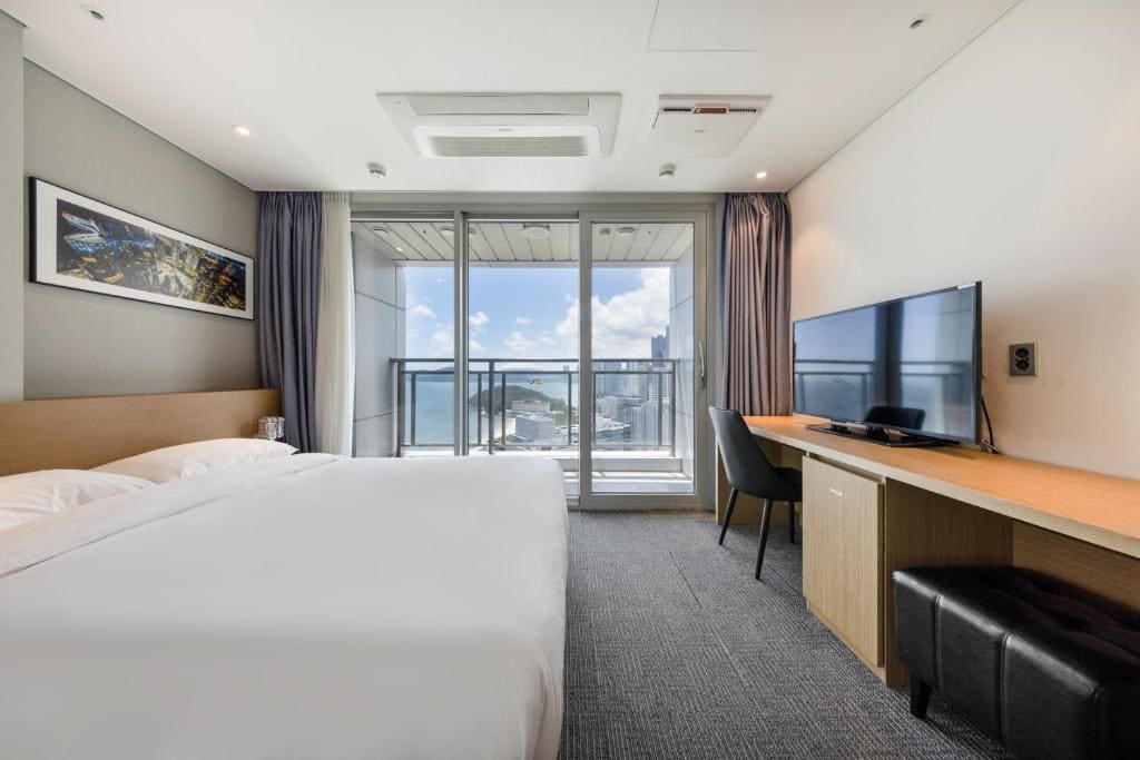 Double Room with Sea View room - Image 2