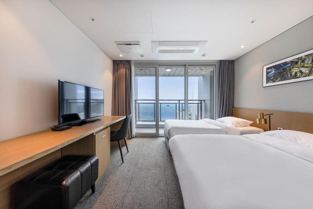 Double Room with Sea View room - Image 3