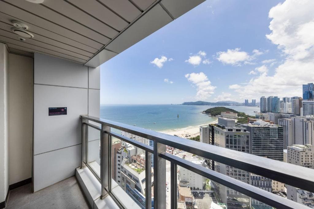 Standard Twin Room with Sea View room - Image 3