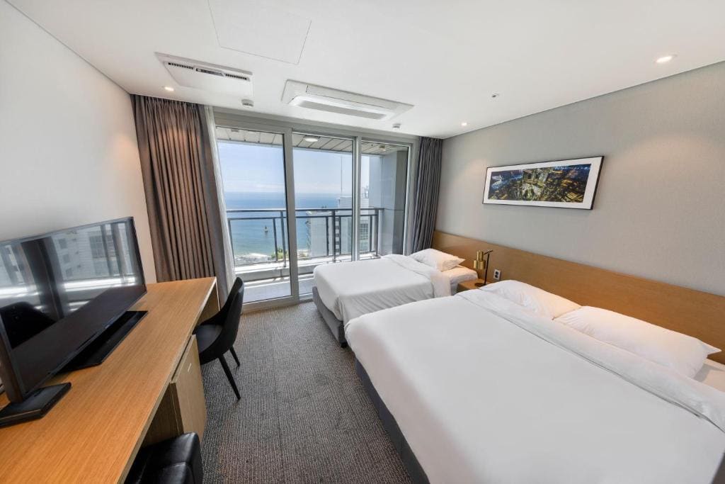 Deluxe Double or Twin Room with Sea View room - Image 3