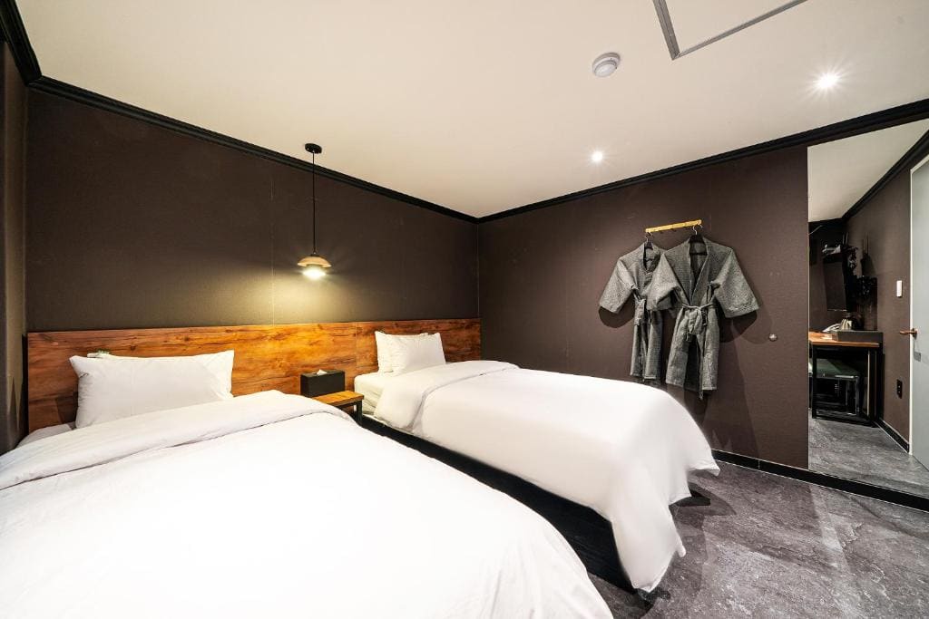Standard Twin Room room - Image 1