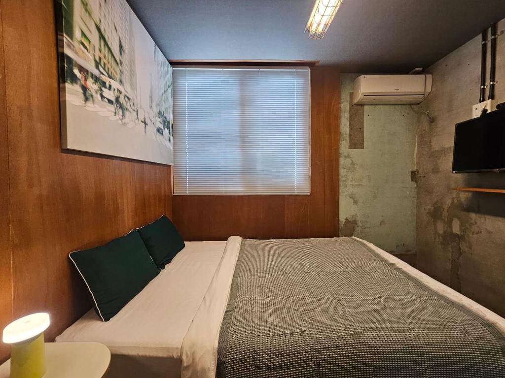 Single Room with Bathroom room - Image 1