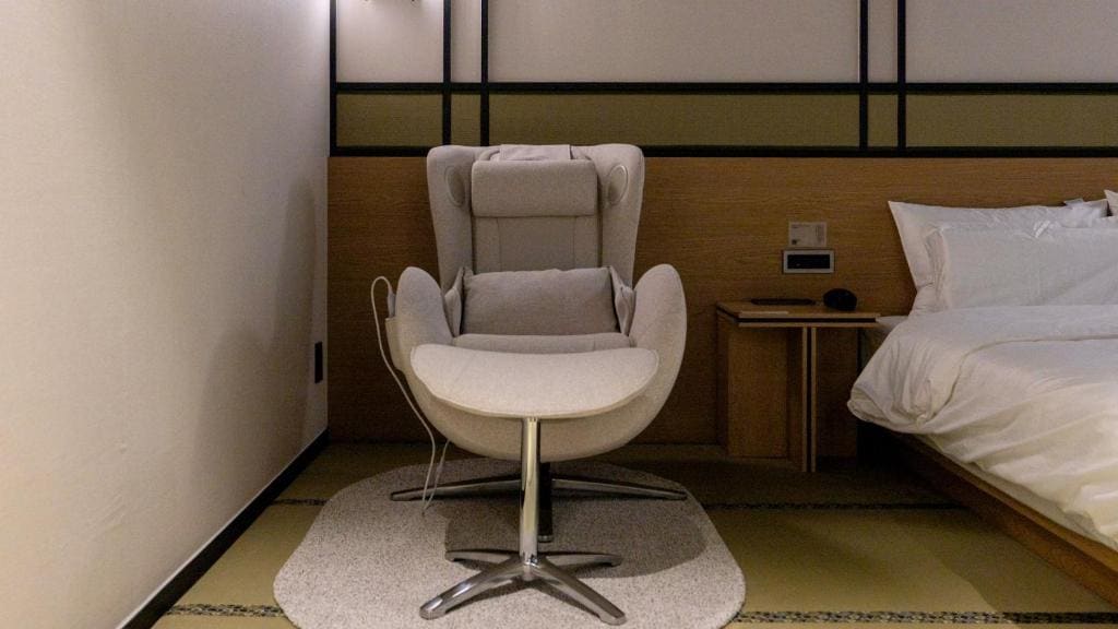 Deluxe Double Room with Massage Chair room - Image 3