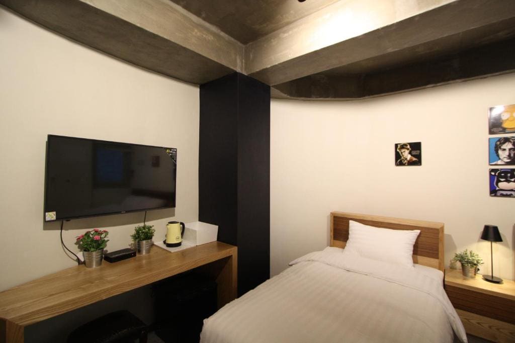 Family Room room - Image 3