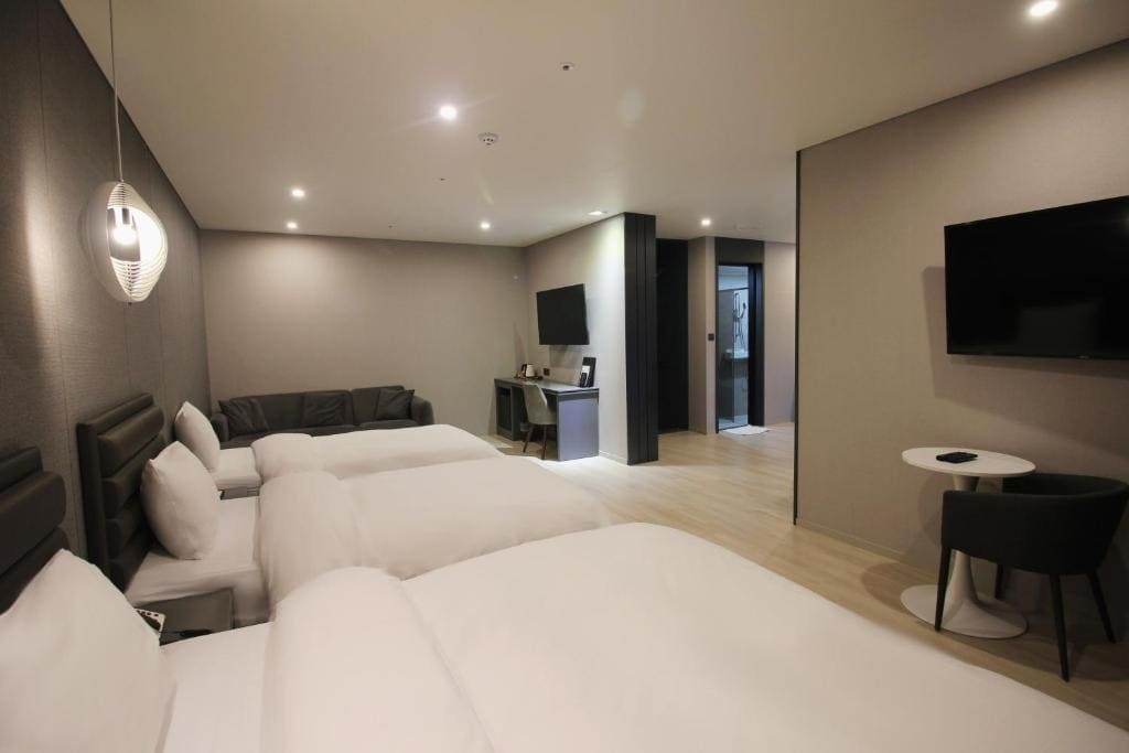 Suite with Spa Bath room - Image 2