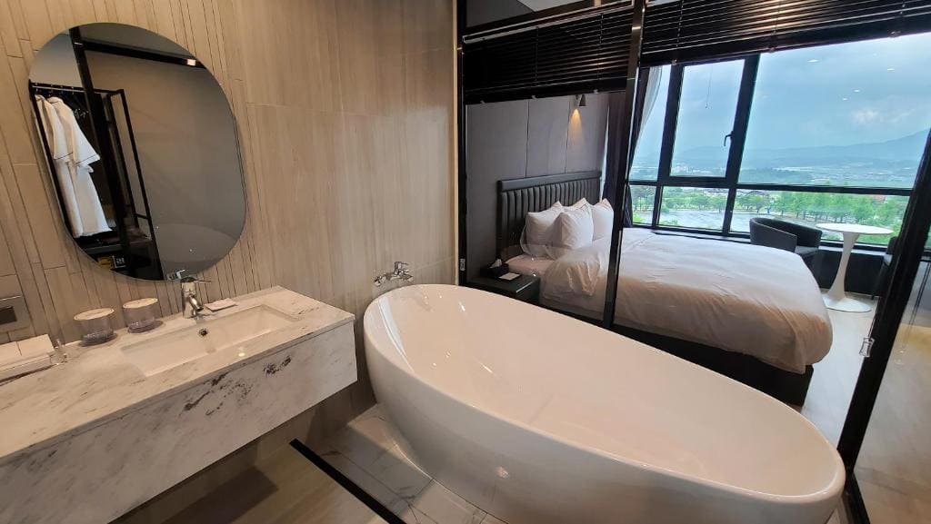 Deluxe Double Room with Bath room - Image 2