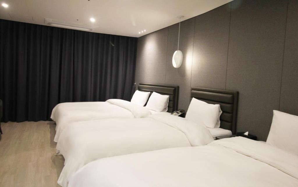 Deluxe Suite with Spa Bath room - Image 2