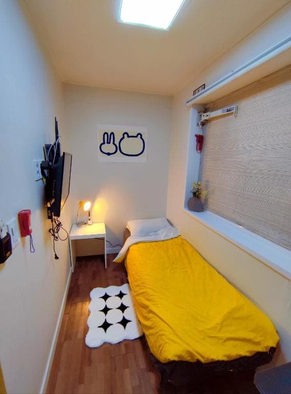Single Room with Private Bathroom room - Image 2