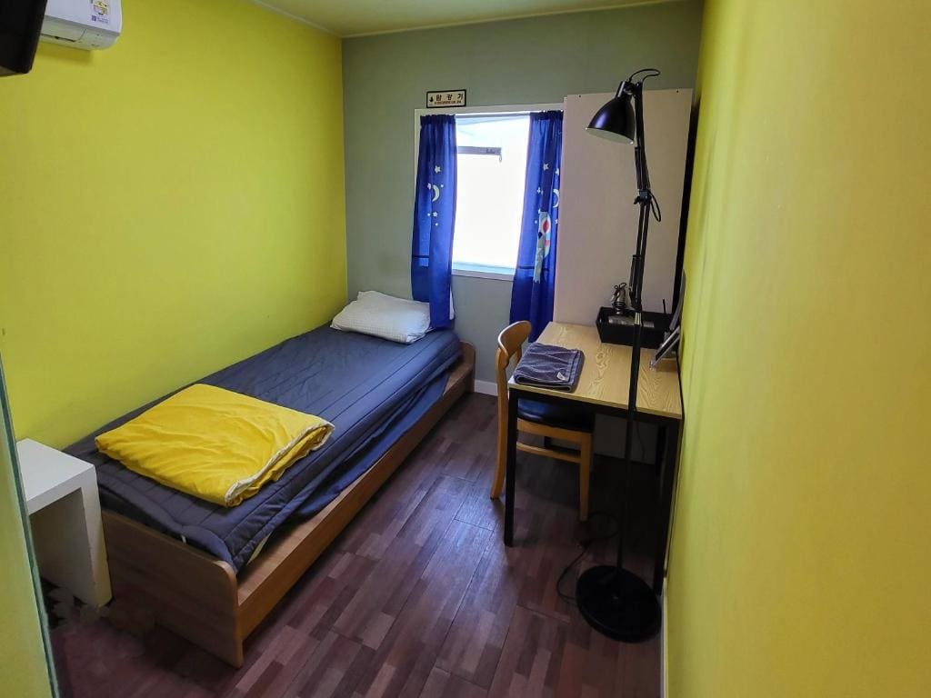 Single Room with Private Bathroom room - Image 1