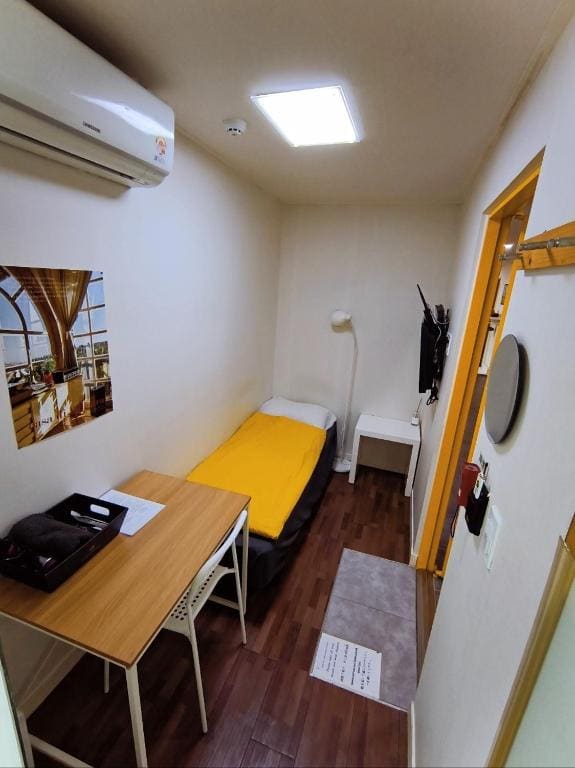 Single Room with Private Bathroom room - Image 3